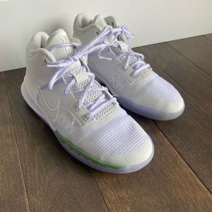 Kids Nike Kyrie Flytrap 4 white basketballs shoes 4.5
